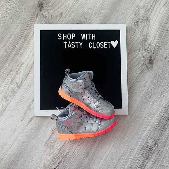 Nike toddler’s air jordan 1 mid sneakers - Picture 2 of 8